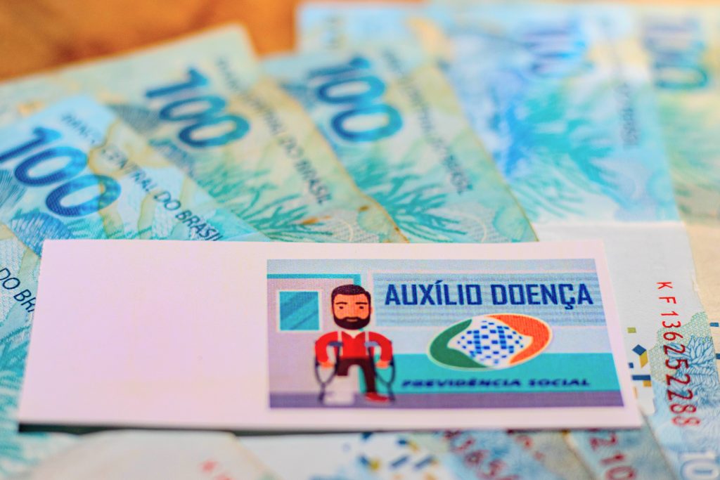 INSS aprovou auxílio-doença, preciso seguir contribuindo enquanto recebo benefício?