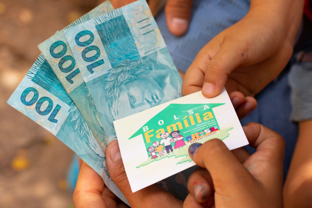 Quem recebe salário mínimo tem direito ao Bolsa Família? Entenda regras!