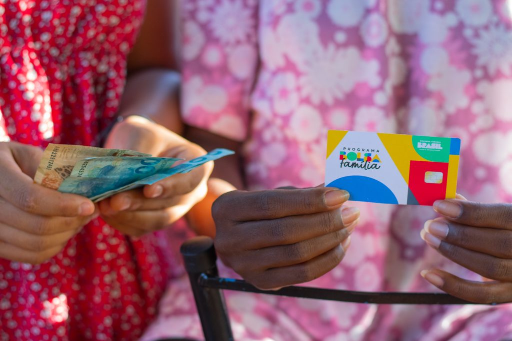Você vai receber o Bolsa Família neste mês? Veja se pode sacar com antecedência.