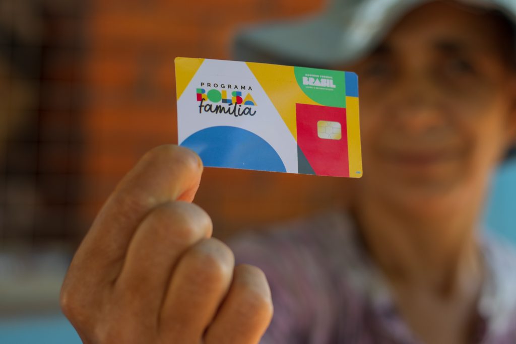 13° chegando? Beneficiários do Bolsa Família poderão sacar EXTRA de R$ 250 em dezembro; veja quem recebe