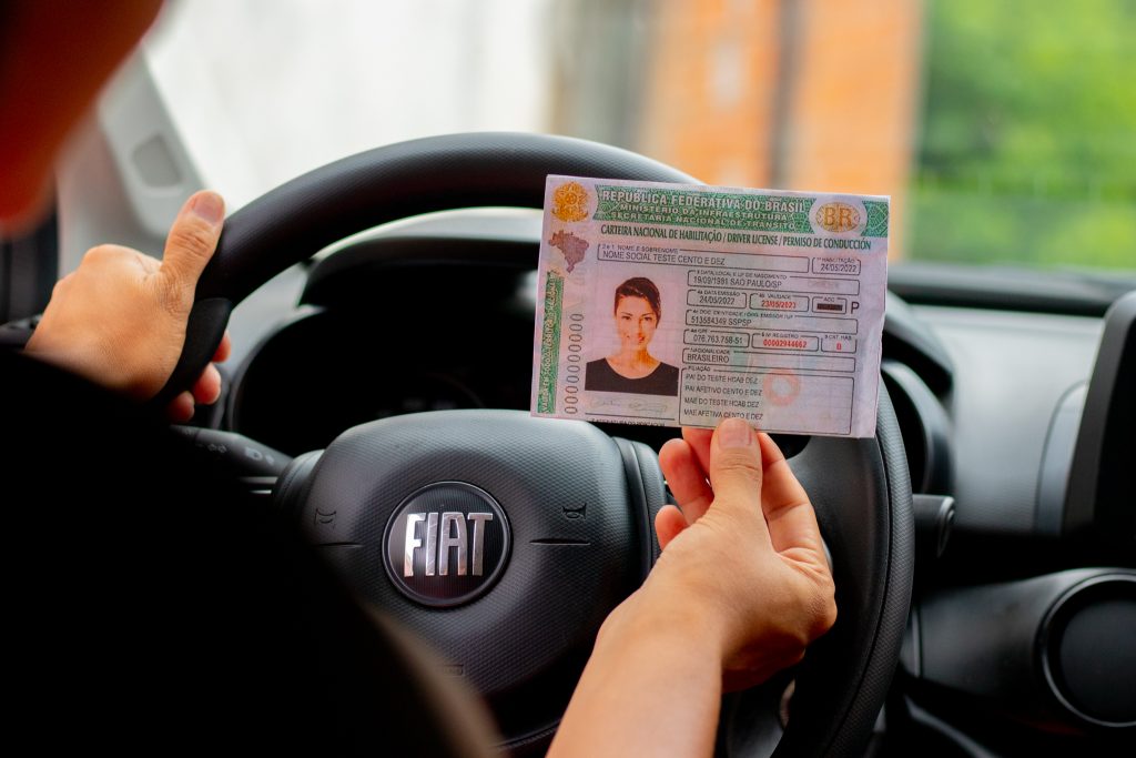 Você sabia que a CNH vai mudar? Confira quais são as alterações e se você precisará de uma nova!