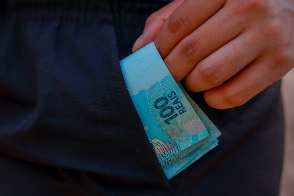 Dá para conseguir um alívio financeiro todo ano e muitos trabalhadores podem acessar o abono de direito; veja se dá para consultar o de 2025.