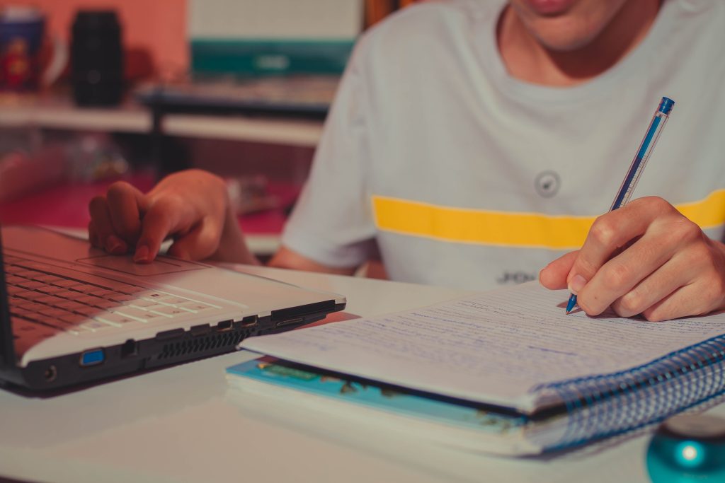 Administração, marketing digital e mais: cursos gratuitos já abertos que vão BOMBAR em 2025