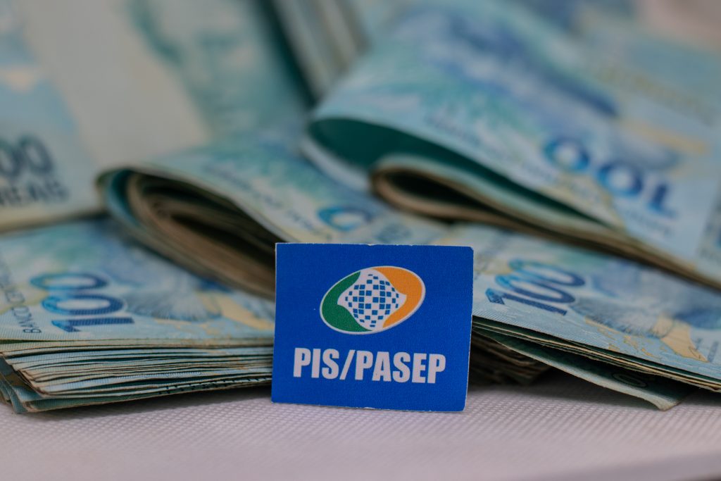 Brasileiros ainda não sacaram milhões de reais esquecidos no abono do PIS/Pasep, mas é preciso correr para não perder dinheiro.