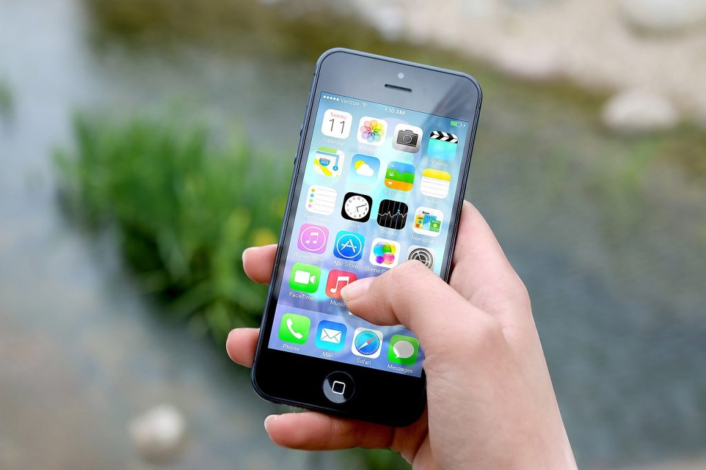 Apple lança atualização histórica para iPhone com recursos exclusivos; inteligência artificial em destaque