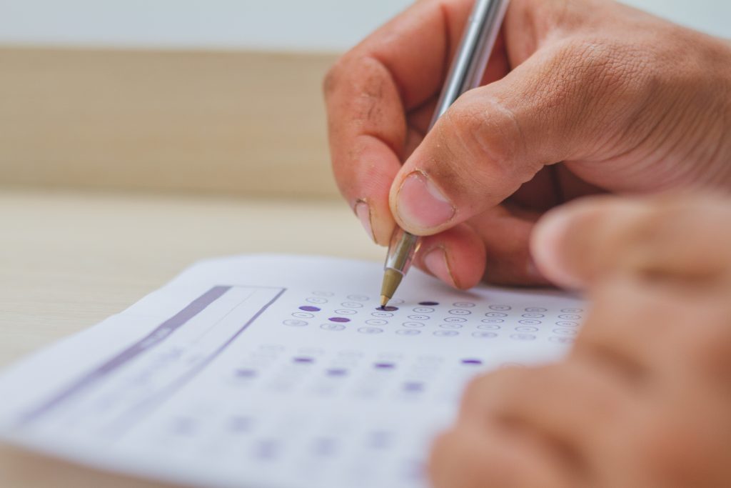 Concurso do TJ abre vagas com salários de até R$ 17 MIL + benefícios; inscreva-se
