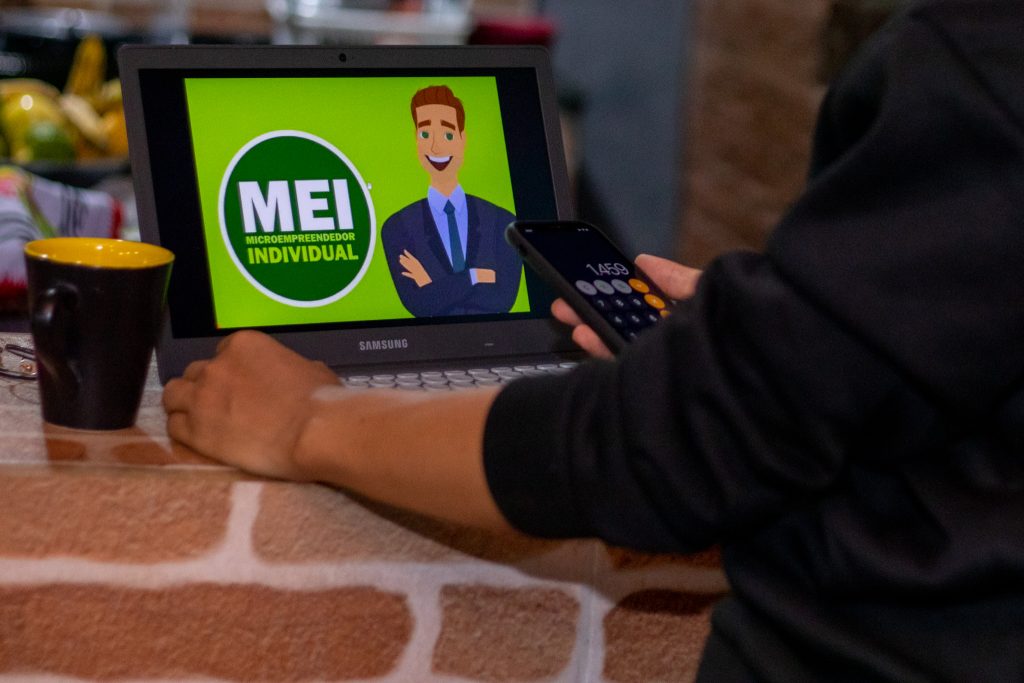 Dívidas no MEI afetam CPF? Aprenda a consultar débitos em seu CNPJ e evitar confusão com a Receita Federal