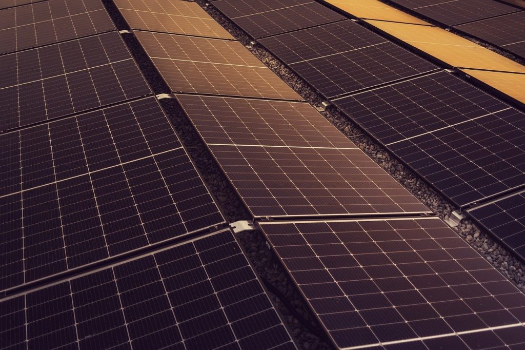 Enquanto Brasil aumenta imposto de painéis solares, China inaugura projeto GIGANTESCO para revolucionar setor energético