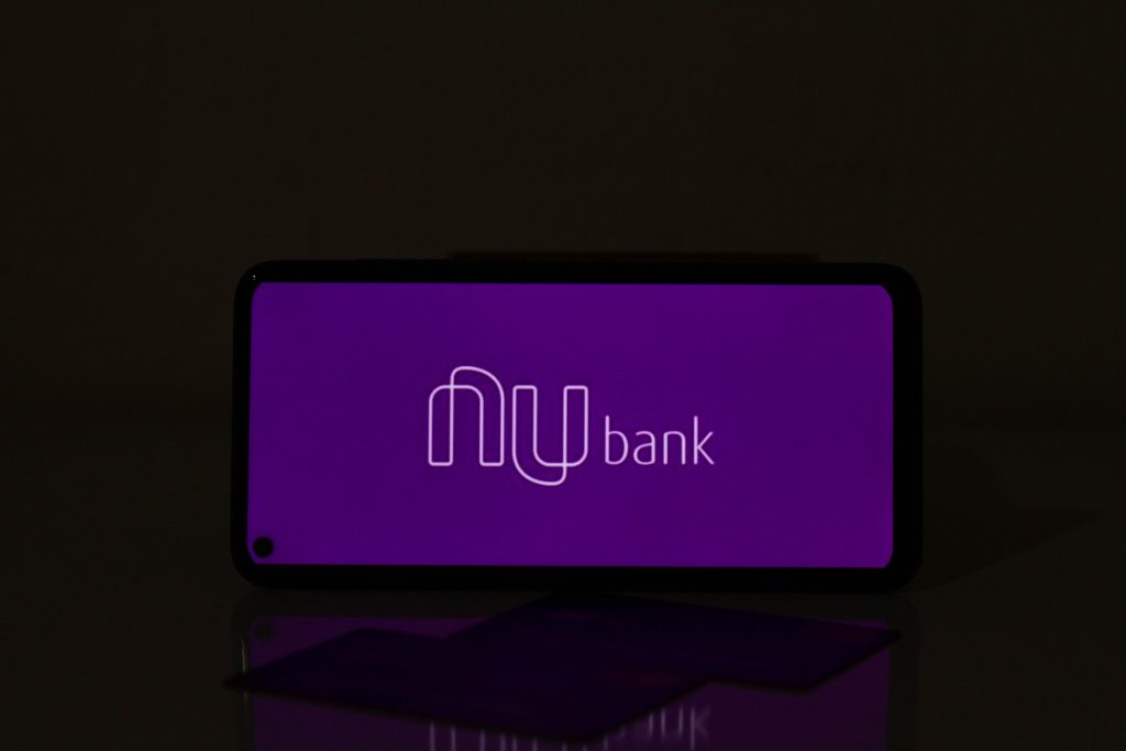 GRAVÍSSIMO! Nubank decide tomar medida drástica e PUNIR clientes que sacaram dinheiro sem saldo; entenda