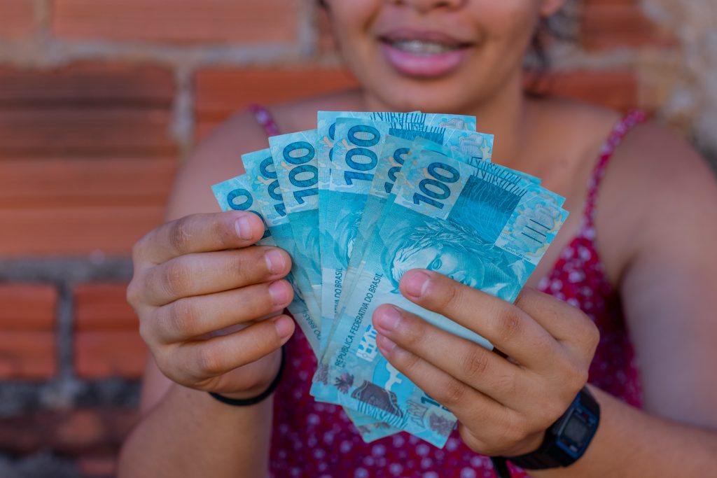 Todo mundo gostaria de receber um extra no fim do mês, certo? Esse dinheiro pode estar relacionado a benefícios do governo.