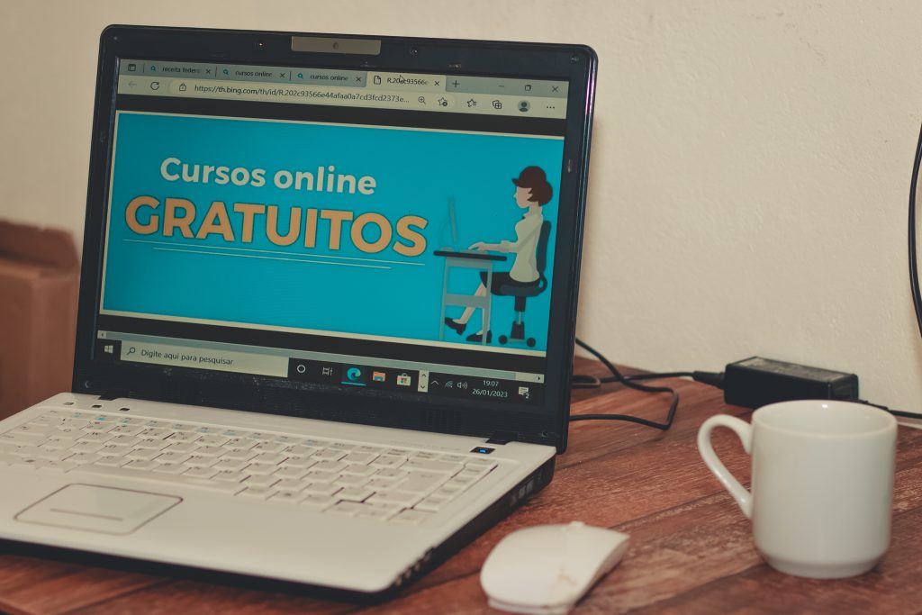 Procurando cursos diversos para se destacar no mercado? Veja algumas opções!