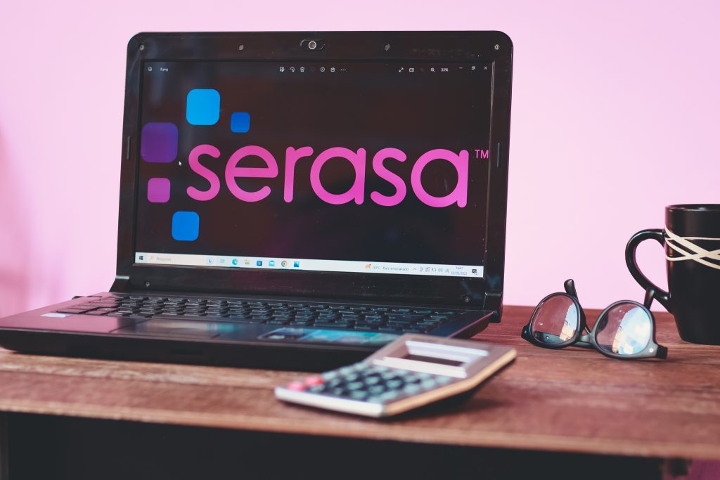 Está com dívidas? Então você precisa saber a respeito do novo comunicado que a Serasa emitiu aos brasileiros nessa situação.