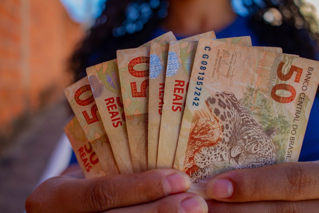 No próximo ano, governo vai liberar BÔNUS de R$ 1,3 BILHÃO para 78 milhões de famílias brasileiras; veja quem terá direito
