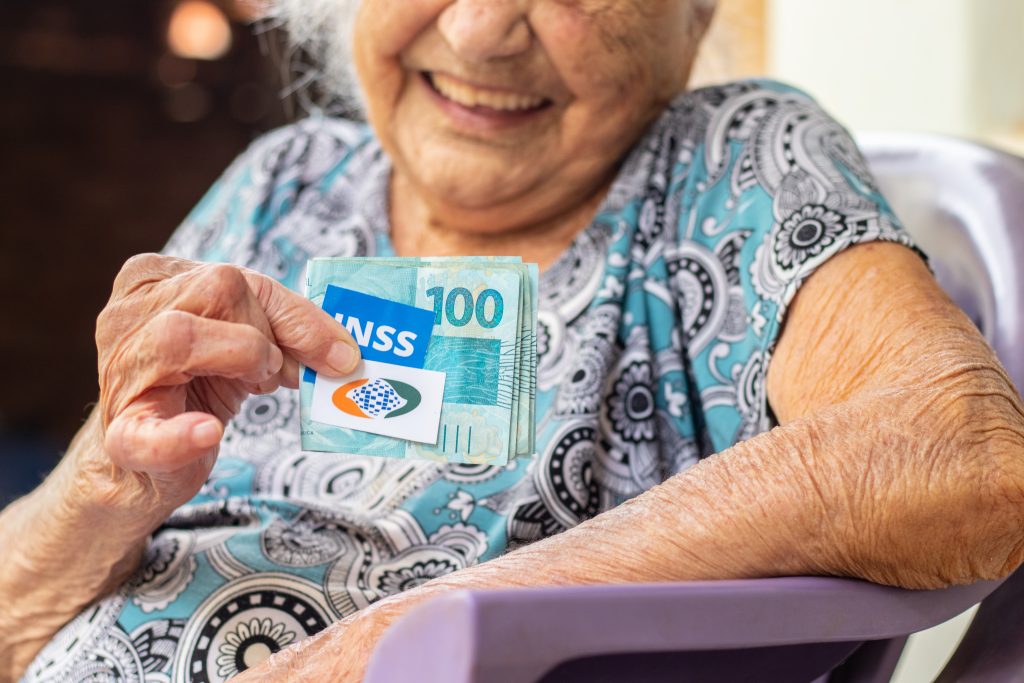 Se você é beneficiário do INSS, veja se vai receber o pagamento extra esse mês