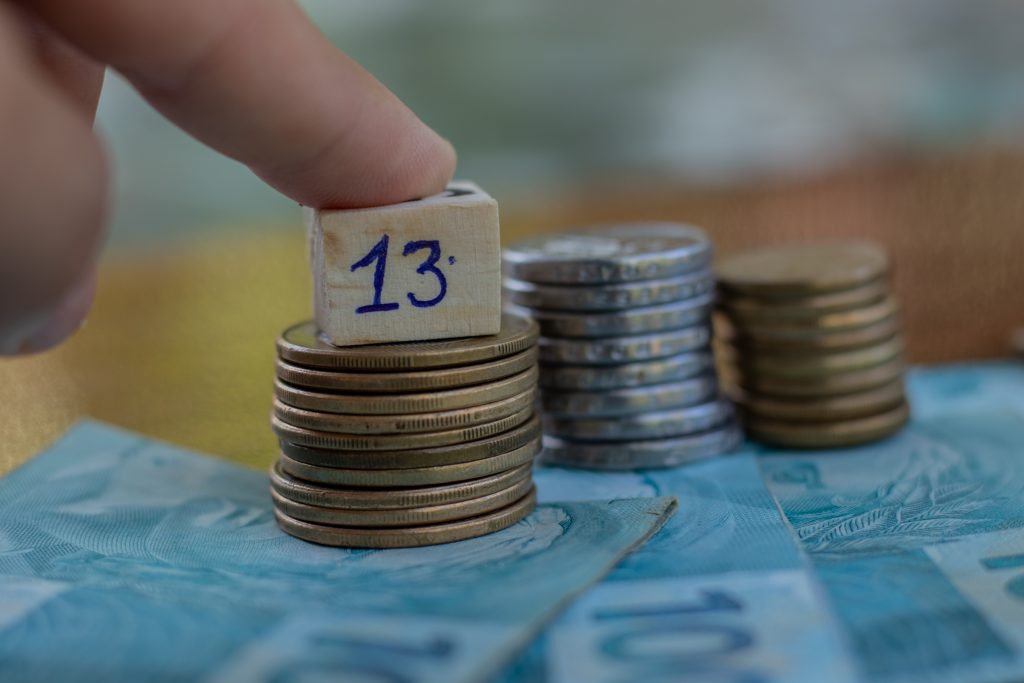 Primeira parcela do 13º salário deve cair na conta HOJE (29/11); saiba o que fazer caso a empresa não deposite o valor