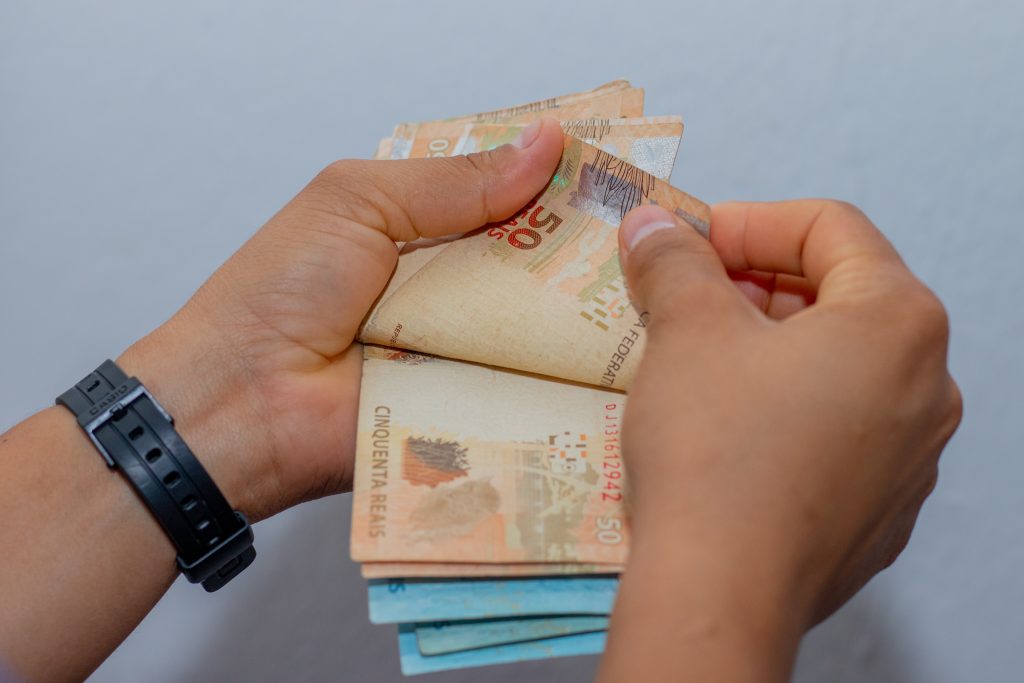 Quais bancos já oferecem o empréstimo do Programa Acredita? Confira a LISTA e saque até R$ 20 MIL!