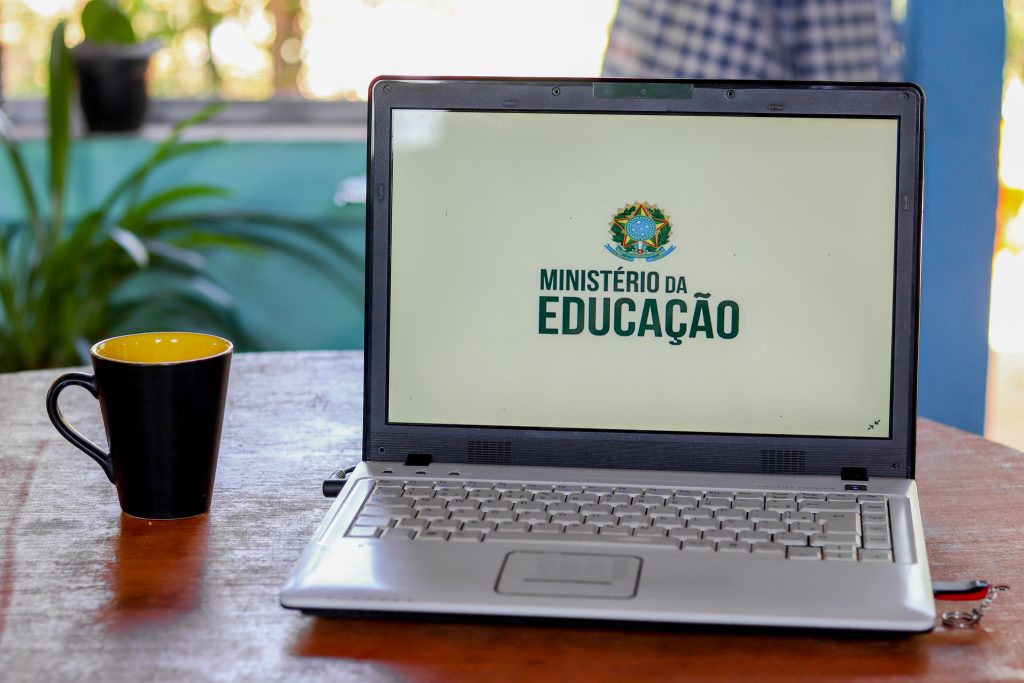 Que tal aprender uma segunda língua? Cursos gratuitos de inglês e espanhol do MEC vão te abrir novas portas