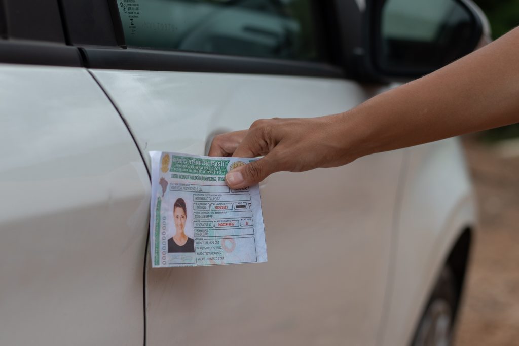 Ninguém quer perder pontos na CNH, certo? Então é preciso ficar atento às regras que podem punir motoristas de determinados locais pelo país.