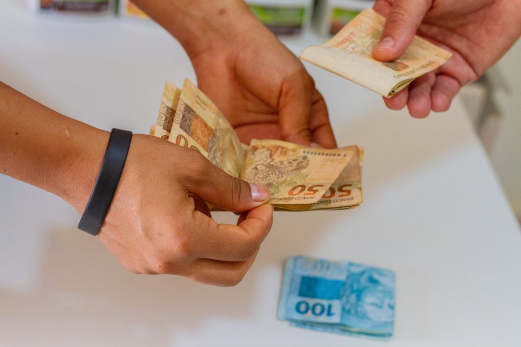 Por que tem tanta gente falando que o salário mínimo pode passar de R$ 2 mil? Entenda qual é a verdade por trás da notícia.