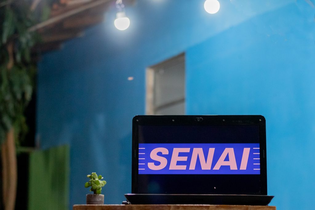Acabou de se formar? Vaga de nível superior do Senai tem salários de R$ 7,7 MIL + benefícios de R$ 350