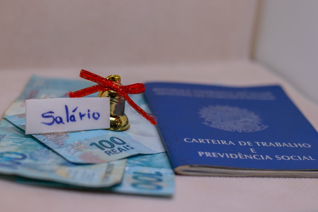 Ainda NÃO recebeu o décimo? Especialistas dizem o que fazer se empresa deixou de pagar abono natalino