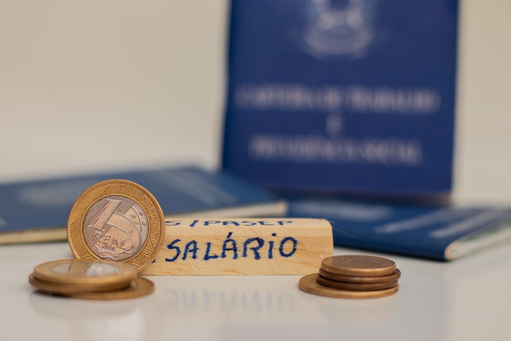 Brasileiros podem perder salário se NÃO seguirem esta dica importantíssima; fique de olho aberto!