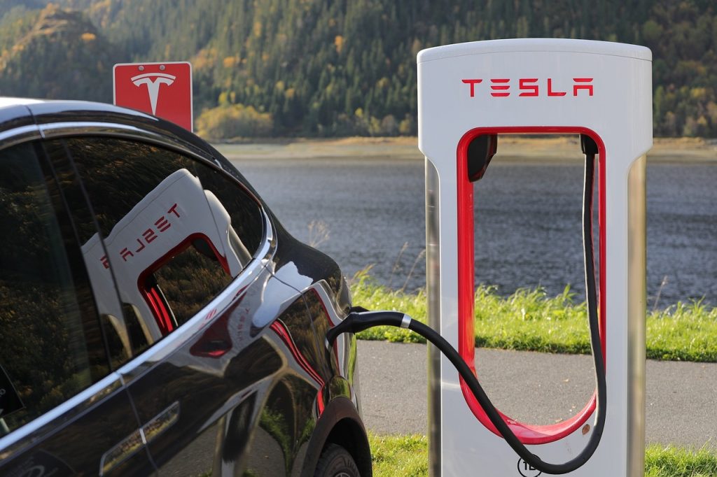 Com gasolina mais cara, motoristas estão em busca de carros elétricos; ESTES modelos têm autonomia de até 528km