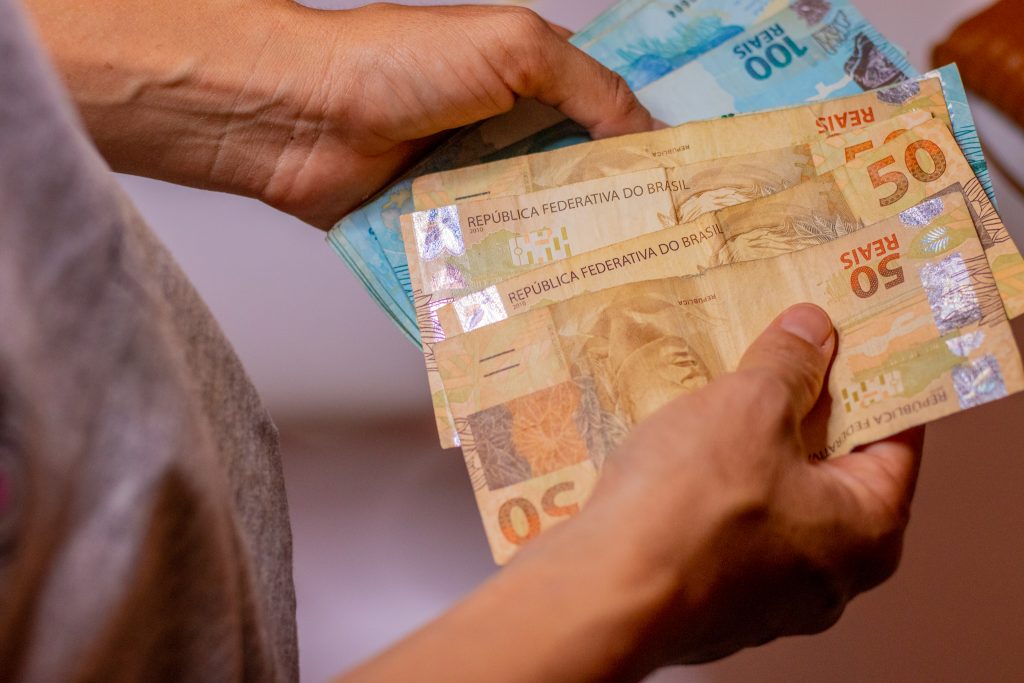 INCRÍVEL! Novo salário mínimo de R$ 2.099 deve beneficiar mais de 1 MILHÃO de trabalhadores