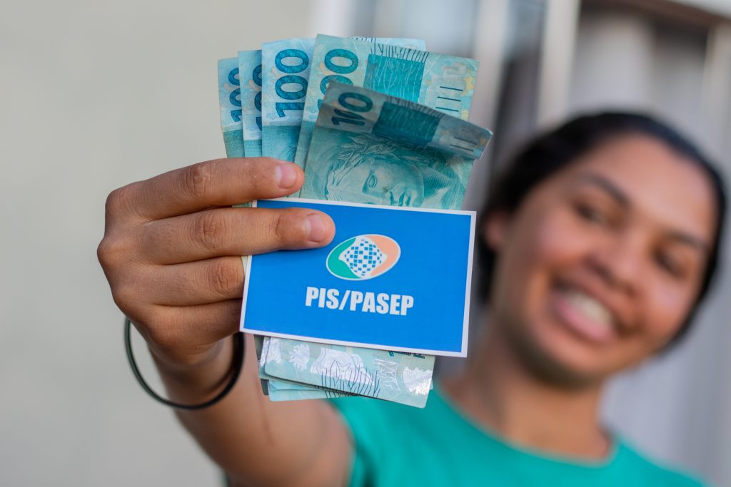 Ministério do Trabalho se pronuncia e CRAVA início de calendário do PIS/Pasep 2025; quando e como sacar?