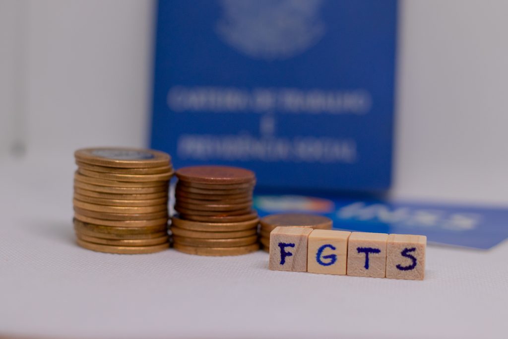Precisando sacar o FGTS? Veja qual é a melhor maneira de RETIRAR saldo da sua conta sem muita burocracia