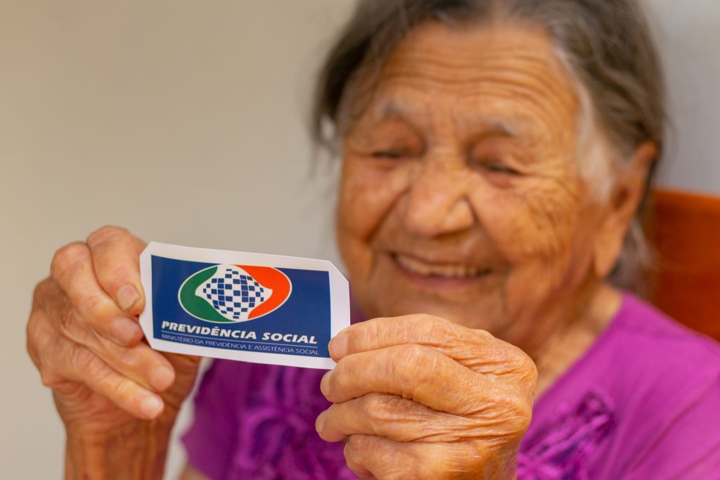Presente de Natal antecipado? INSS confirma pagamento de benefício para 38 MILHÕES de idosos