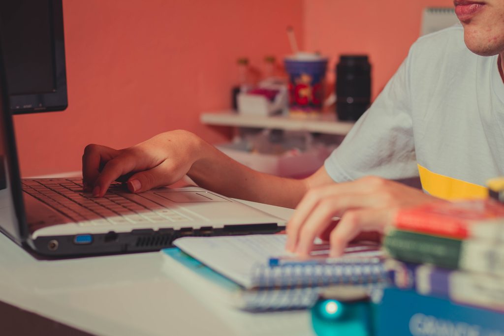 Procurando um home office? Vaga de emprego 100% ONLINE oferece salário de R$ 4 MIL + benefícios; envie seu currículo AGORA