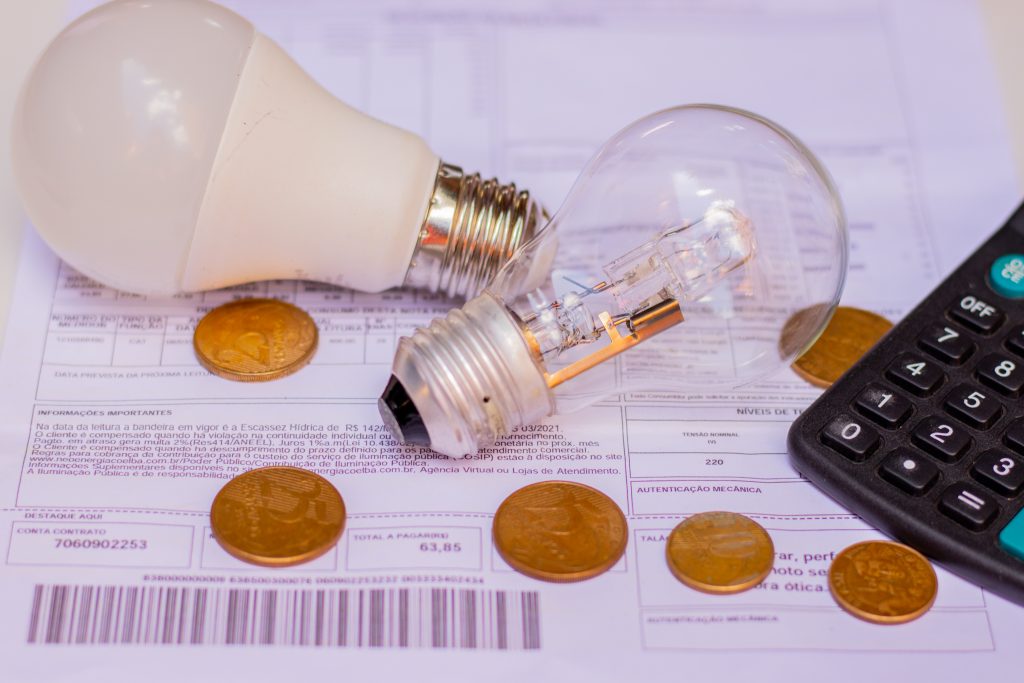A Aneel pode etsar prestes a aumentar a conta de luz em vários estados.