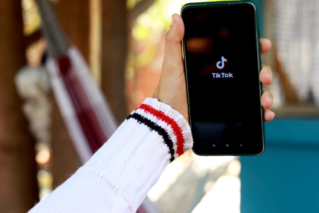 O TikTok pode estar na corda bamba com a Justiça dos EUA. Entenda.