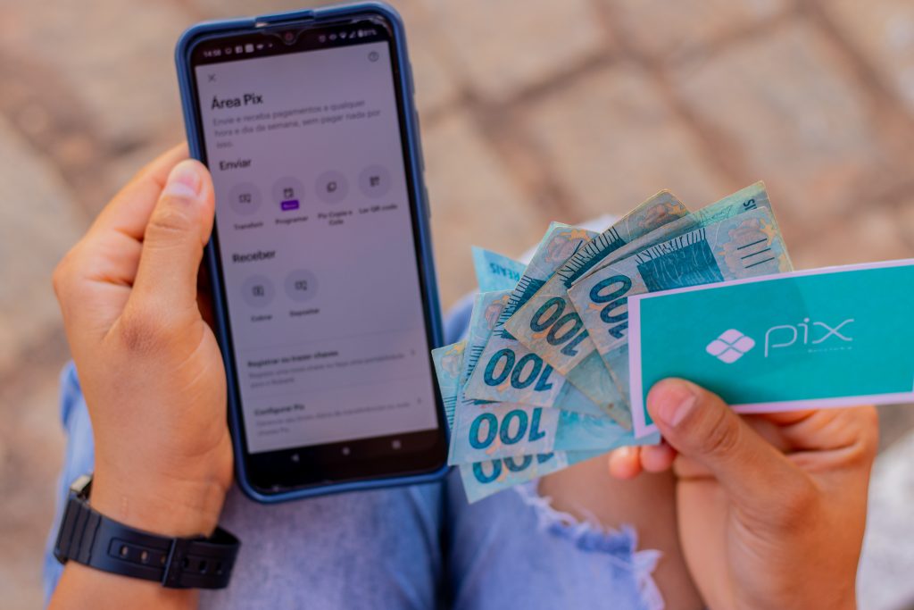 2 aplicativos, 1 benefício: saiba como funciona PIX do Nubank pelo WhatsApp em 2025