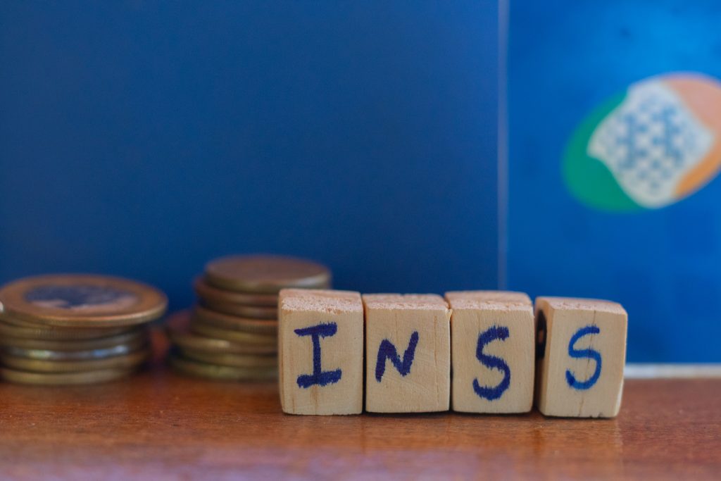 De olho no consignado, Governo decide subir teto de JUROS para aposentados do INSS; o que muda na prática?