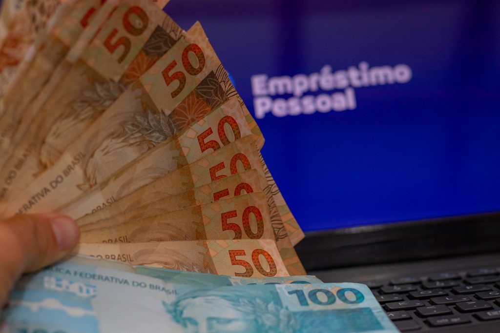 Quer empréstimo FÁCIL? Veja lista com 3 bancos que aprovam empréstimo direto pelo WhatsApp