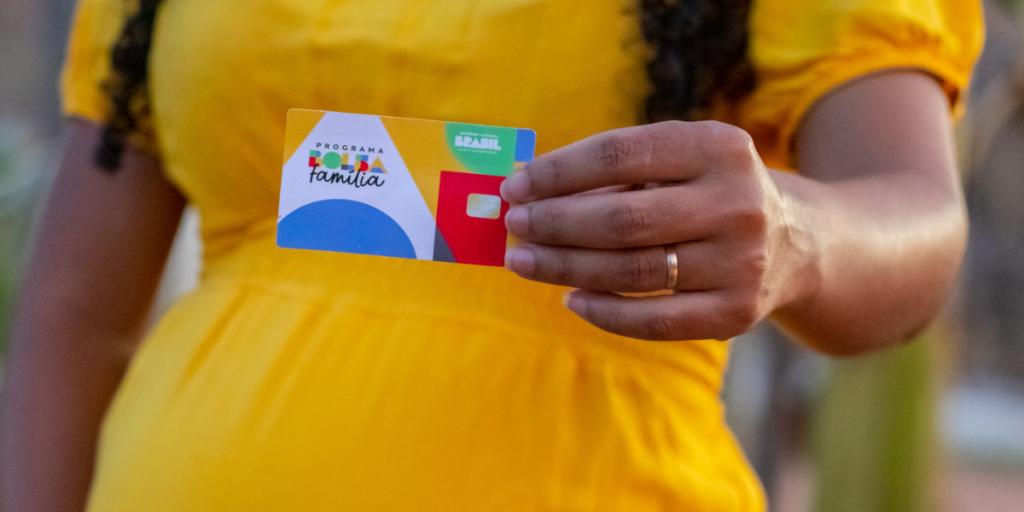 Brasileiras do Bolsa Família podem ganhar PIX de R$ 300! Saiba como resgatar agora