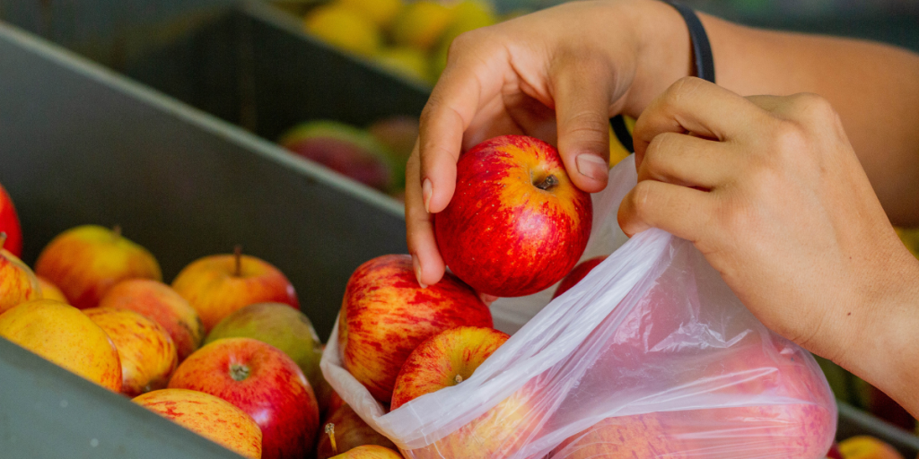 Você está comendo veneno Veja o jeito CERTO de lavar frutas e verduras