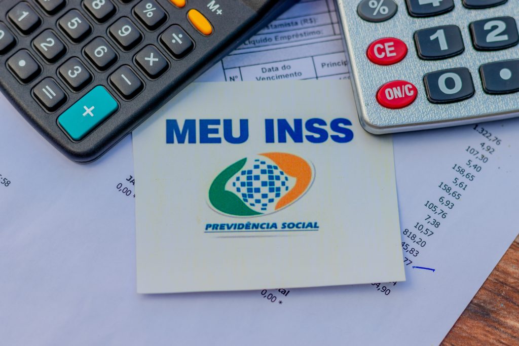 Idade mínima para aposentadoria INSS.