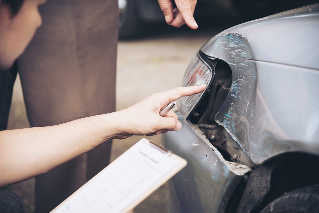 Bati em um carro e não tenho como pagar