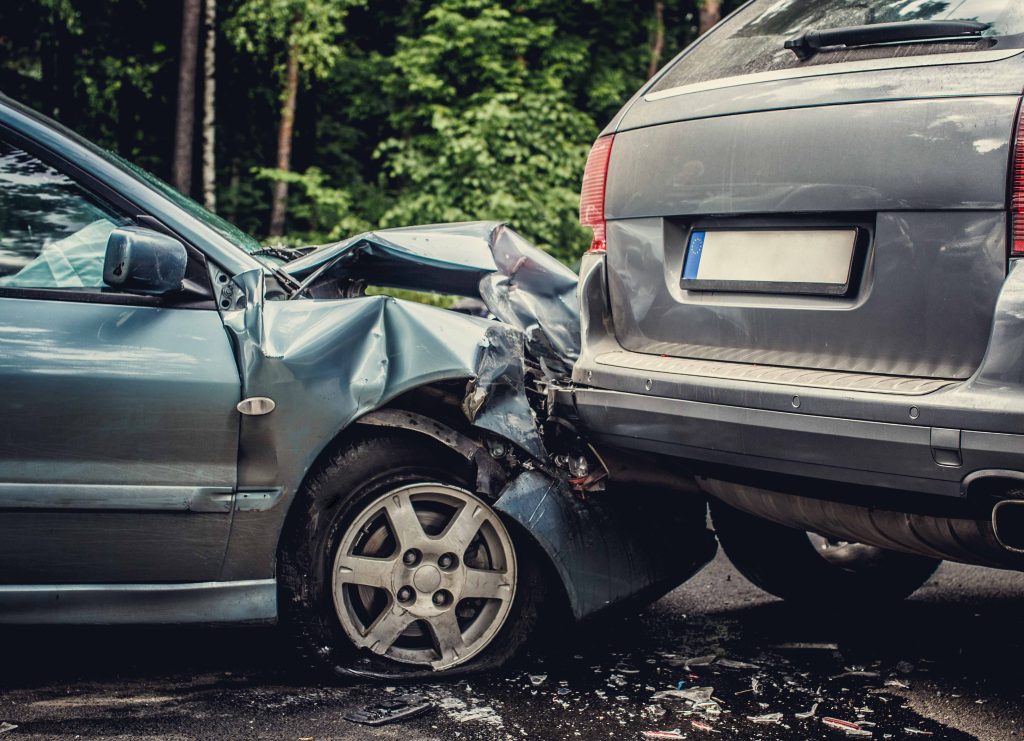 Bati em um carro e não tenho como pagar