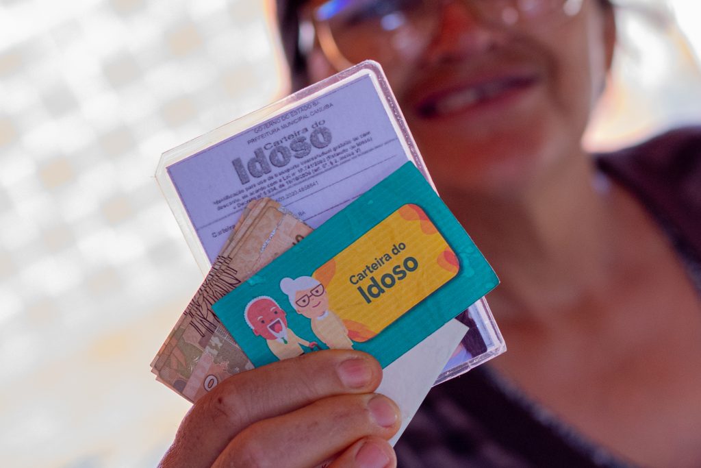 Como tirar a carteira do idoso