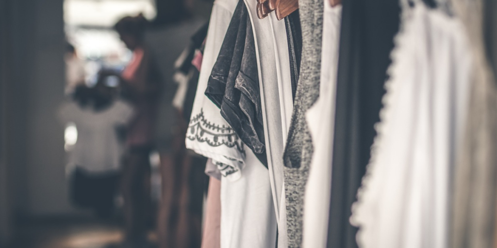 Roupas antigas como reaproveitar com estilo e criatividade