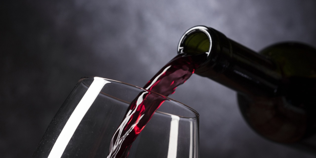 Como abrir garrafa de vinho sem saca-rolhas truques simples que funcionam de verdade (1)