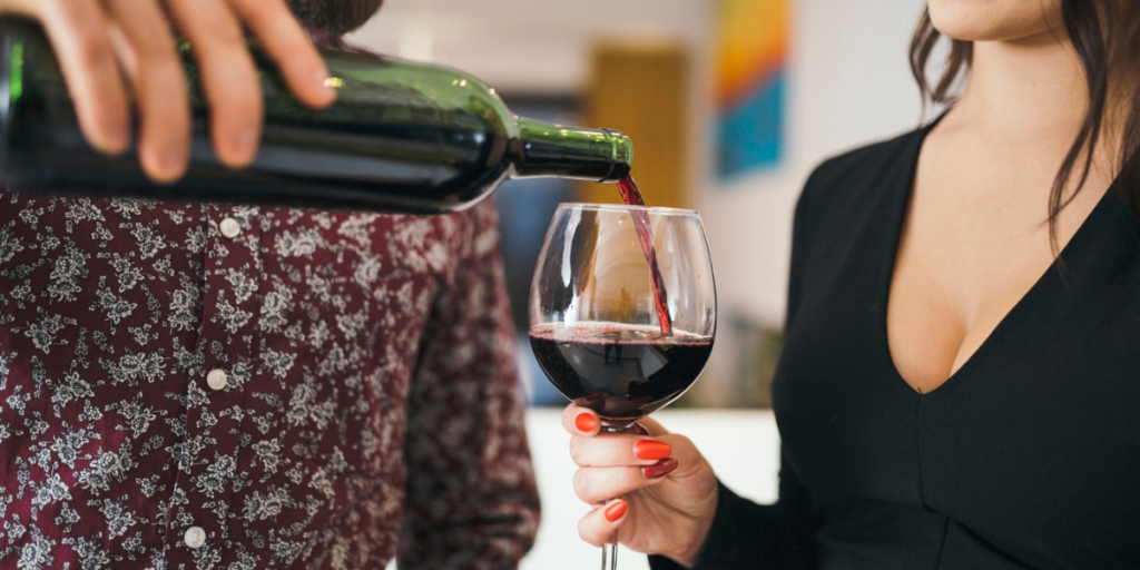 Como abrir garrafa de vinho sem saca-rolhas truques simples que funcionam de verdade