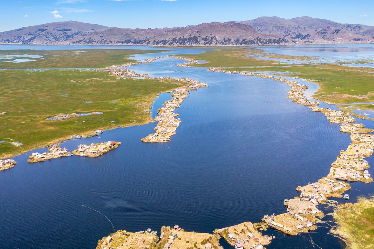 No coração da América do Sul, um lago gigantesco desafia as leis da natureza: barcos navegam a mais de 3.800 metros de altitude, entre lendas incas, espécies ameaçadas e vilarejos flutuantes