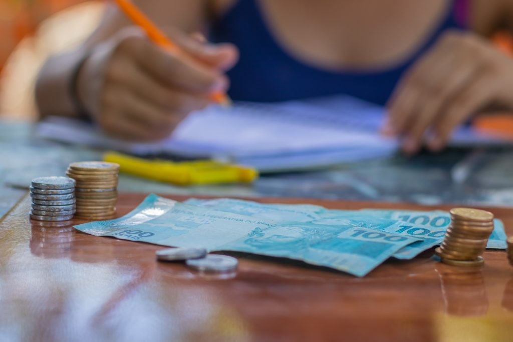 O Serasa avisou os brasileiros: é bom tomar cuidado com as dívidas.