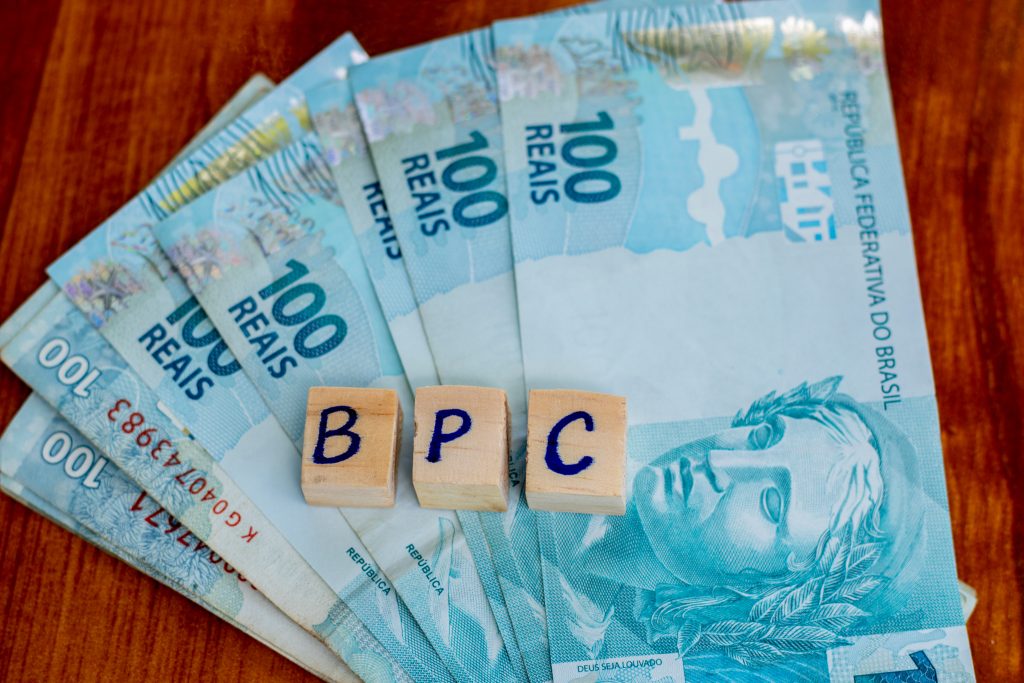 Os beneficiários do BPC podem ter acesso a diversos pagamentos adicionais ainda neste mês. Veja como receber! / Crédito: @jeanedeoliveirafotografia / pronatec.pro.br