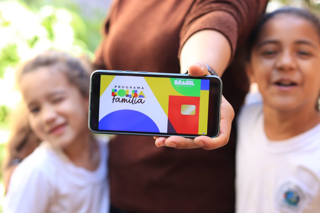 Beneficiários do Bolsa Família têm motivos para comemorar com a antecipação de benefícios. (Crédito: @jeanedeoliveirafotografia / pronatec.pro.br).